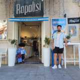 A venirci incontro � il 28enne Mauricio, che prima di farci entrare ci illustra la storia �nomade� della sua famiglia